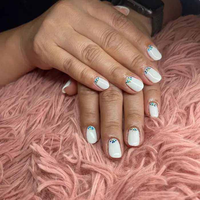 真っ白ネイルに青ホログラム 7 Snail所属 深澤 美緒のネイルデザイン ミニモ