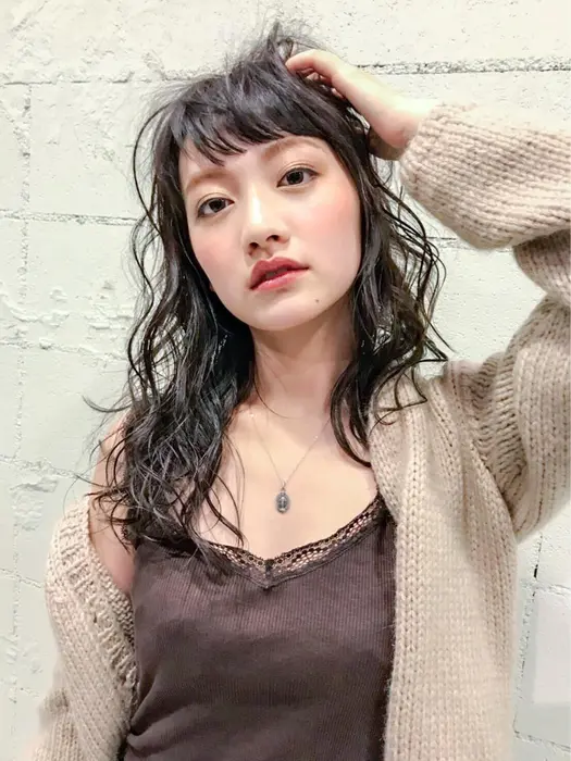 リッチの強いスパイラルパーマを大きめにかけてラフな動きを セラムで少し艶感を出したらパーマ特有 Aca所属 大島 侑也のヘアカタログ ミニモ