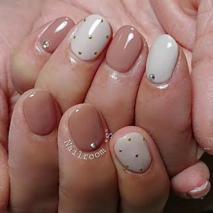 スタッズのドットが可愛いシンプルネイル ホームページからのご予約のみワンカラーにストーンをプラ Nail Room S 所属 酒井 悠美子のネイル デザイン ミニモ