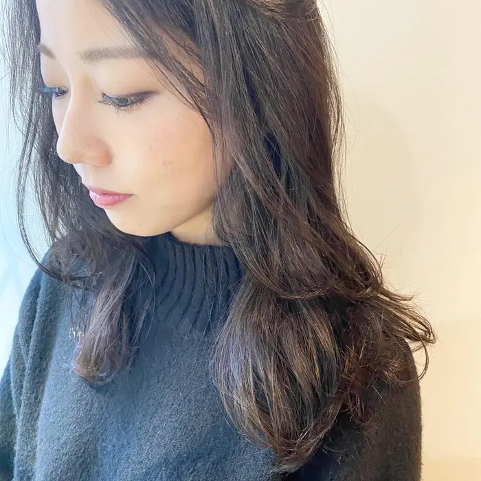 ロングに程良いレイヤーを入れて軽く動きが出る様に カラーはダークグレーでくすませて Givet ジヴェ 所属 Soemika 韓国ヘア ブリーチのヘアカタログ ミニモ