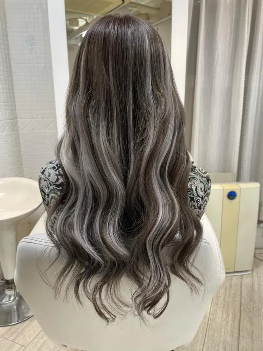 ロングヘアにシルバーのエクステでメッシュを入れました ブリーチなしなので髪へのダメージはありま Ankh Cross 原宿店 アンククロス 所属 谷中 啓治のヘアカタログ ミニモ