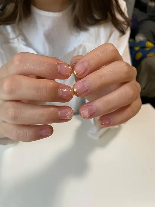 クリアにゴールドのパウダーを乗せたフレンチネイル 薬指には天然石を一つつけるだけで ボコボコ存在感 Salon 72所属 岡本 菜都美のネイル デザイン ミニモ
