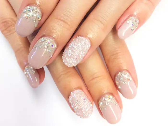 クリスタルのキャビアネイル オーロラストーンでゴージャスネイル 追加のアート代金がかかります Nail Studio Lucina所属 ルキナ スタッフのネイルデザイン ミニモ