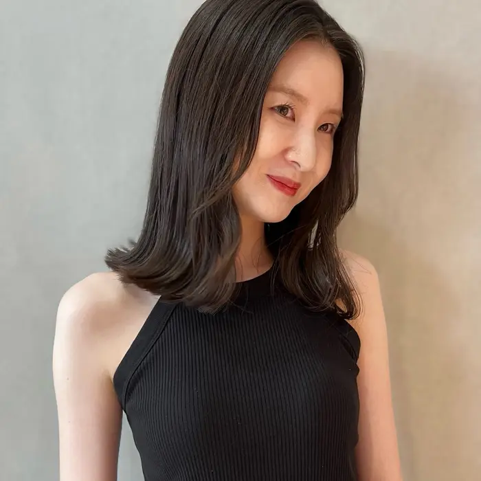 切りっぱなしミディアムです！
顔まわりをリバースに巻くとさらに可愛く...