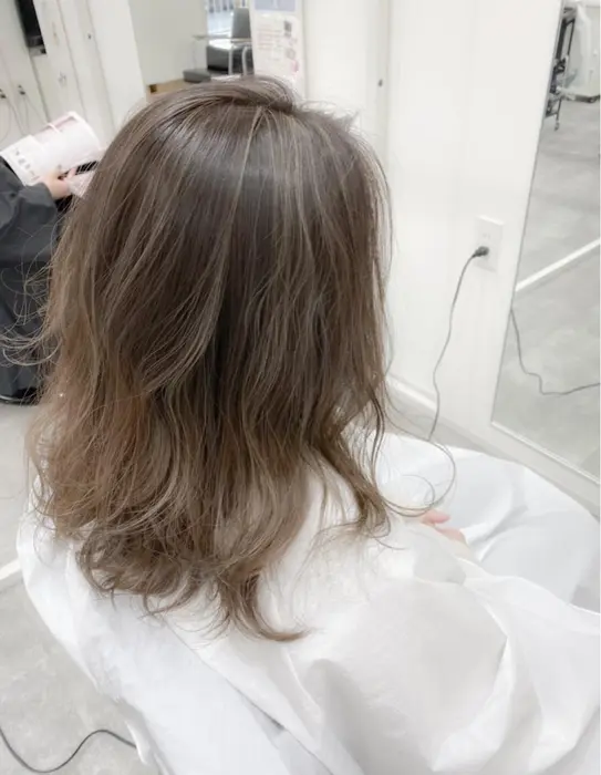 ミディアムのハイライトグラデーションஐ 色落ちしてきてもプリンが目立たないです 2 Avance 新金岡店所属 橋本 ちゆりのヘアカタログ ミニモ