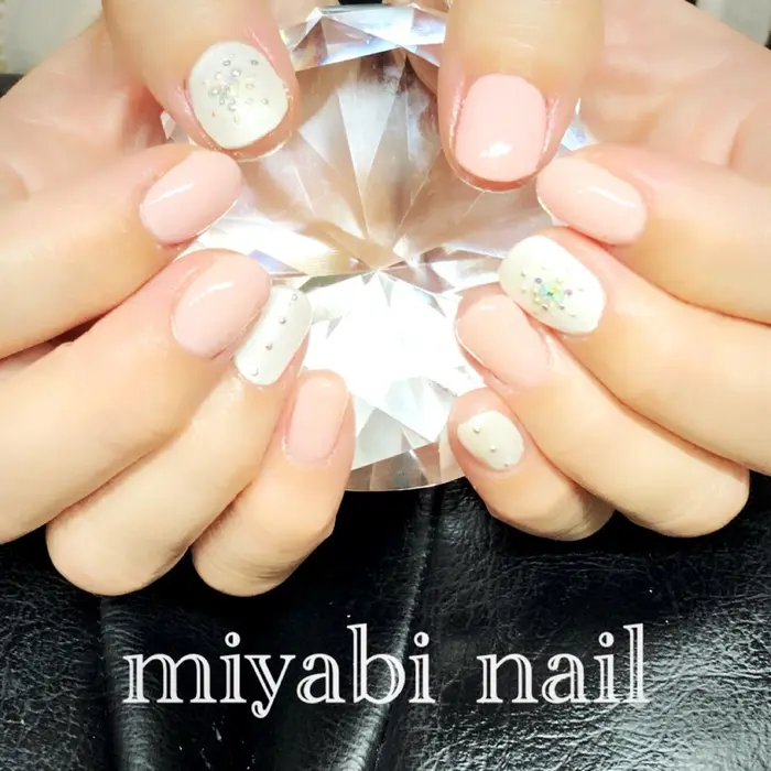 持ち込みデザイン パールホワイトさくら色 ポイントにオーロラストーン スタッズアートで春ネイ 自宅サロン Miyabi Nail所属 Miyabi Nail 桂川駅近くのネイルデザイン ミニモ