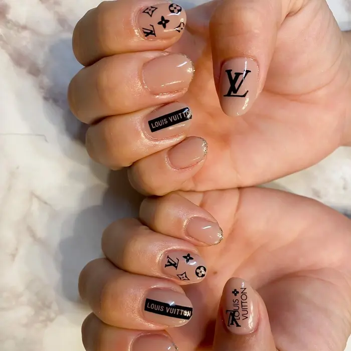 写真は フリーアート1分 メニュー外 14 800円 当店は 持ちが評判です ４週間内であれ Ellie Nail銀座店所属 エリー ネイルの ネイルデザイン ミニモ