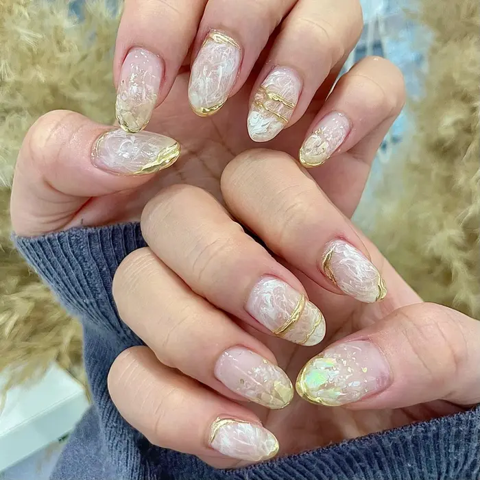 ホワイトニュアンスネイル きれいめで存在感のある仕上がりになりました ホワイトニュアンスネ Nail Hermana所属 Nail Hermanaの ネイルデザイン ミニモ