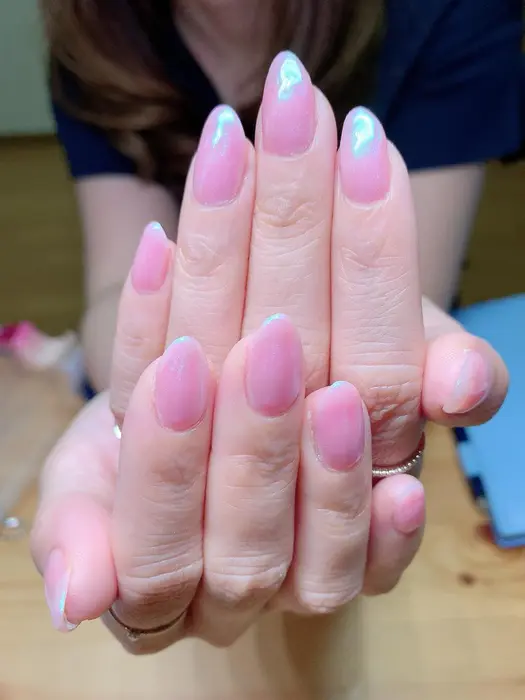 薄いピンクのワンカラーにオーロラパウダーでコーティングしました とっても女性らしい色合いです Adite Private Nail Salon 所属 Adite Nailのネイルデザイン ミニモ
