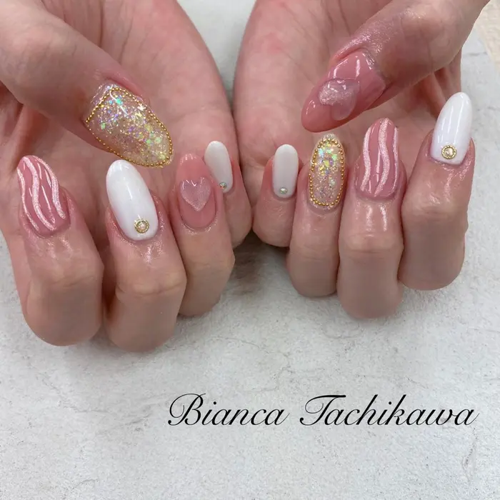 ぷっくりデザインと囲みのキラキラ感が 白がアクセントになってます ニュアンスネイ Bianca武蔵小金井所属 しぎはら はるなのネイルデザイン ミニモ