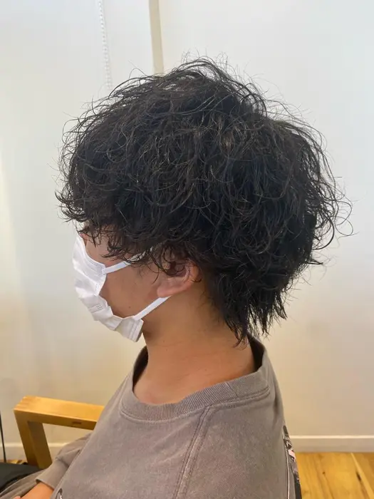 今流行りのツイストスパイラルパーマです 細かい毛束で巻いてあるので ワックスを馴染ませるだけで毛束 シゲルカットクラブ神田久志本店所属 浦田 明彦のヘアカタログ ミニモ