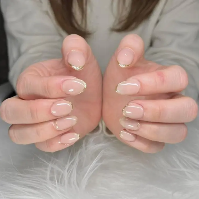 人気のヌーディー系ピンクベージュのワンカラー 主張し過ぎない程度に ミラーでフレンチと囲みデザイン Lily Nail所属 Lily Nail Sakiのネイルデザイン ミニモ