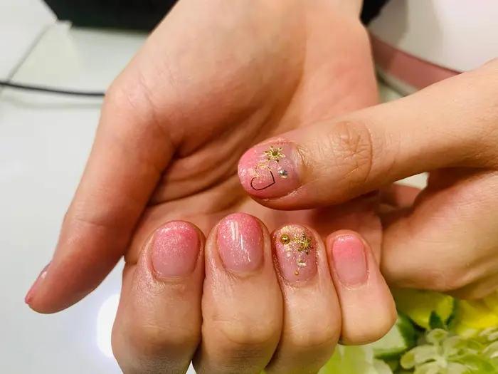 カラーグラデにストーンをついかしました欲しいお気軽にお問い合わせください キャンアイドレッシー国分寺所属 ふじ よしのネイル デザイン ミニモ