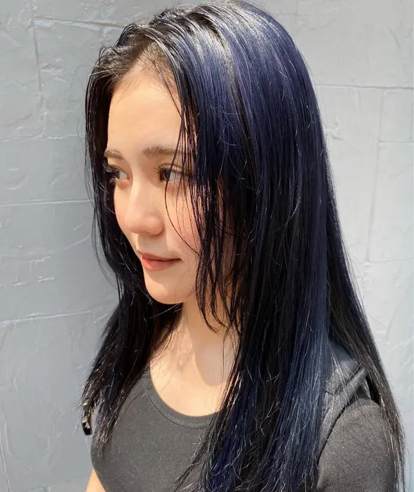 セパレートカラー 表面はネイビー 中はブラックシルバー インナーカラーはもう古い 流行り Zest 八王子店所属 カラー指名no 1 Minaのヘア カタログ ミニモ