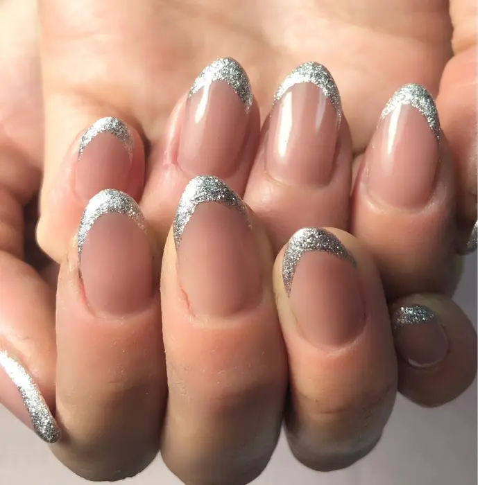 大人っぽいベージュにシルバーラメのフレンチ めっちゃ綺麗なラメラメで女度up ๑ ㅂ و しーちゃんネイル所属 しーちゃんネイル 夜間深夜専門のネイルデザイン ミニモ