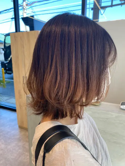 ストレートアイロンで簡単にセットができるミディアムレイヤー 酸性縮毛矯正で自然なストレートにした後 Jeunesse奈良橿原店所属 Ayaガーリー ヘア 髪質改善のヘアカタログ ミニモ