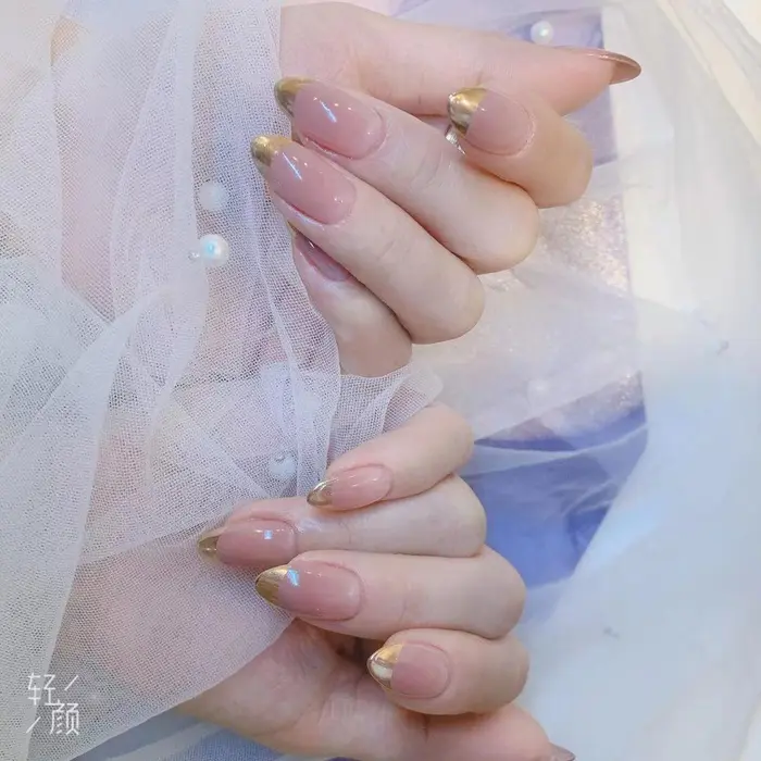 ピンクベージュのグラデーションに ゴールドミラーフレンチ お洒落アピール Nail Sunnily所属 Ri Kaのネイルデザイン ミニモ