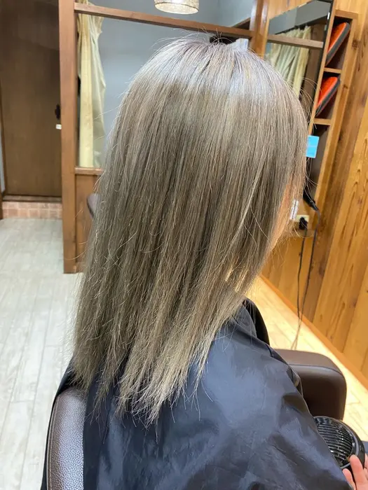 スタッフカラー ベージュ寄りのグレーベージュにカラーさせて 頂きました 夏はやっぱりハ 美容師lufure所属 坂 大空のヘア カタログ ミニモ