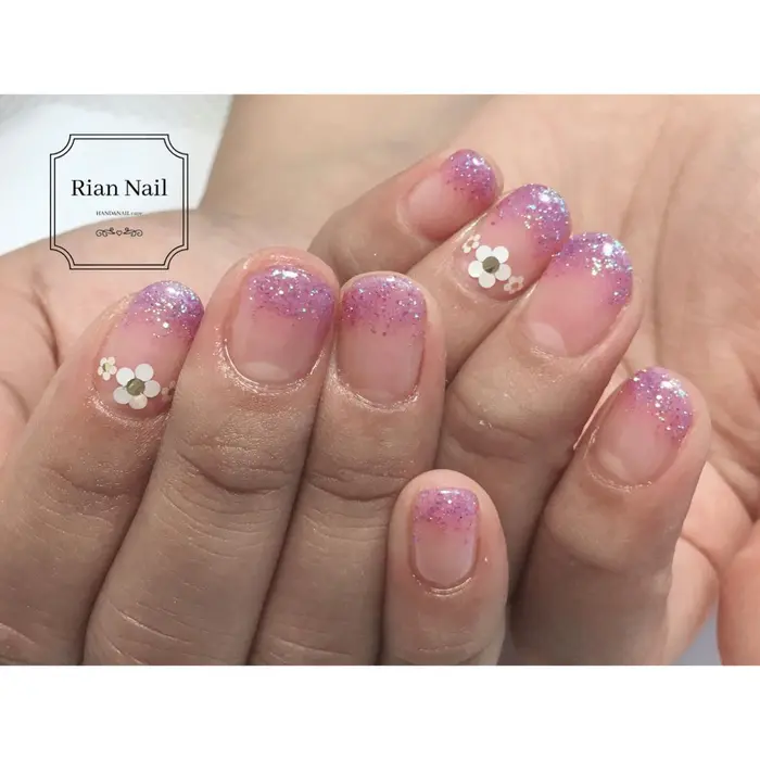 今日ご紹介するネイルは定番のラメグラデーションにちょこっとアートを追加したデザインです ホロのお花 Rian Nail Salon School 昭島 リアンネイル 所属 Rian Nailのネイルデザイン ミニモ