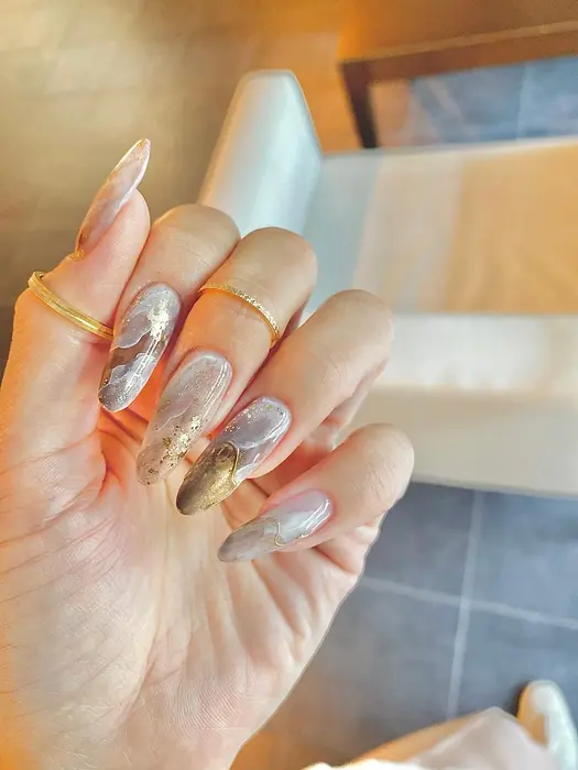 ガラスフレンチネイル クリスマスネイル 成人式ネイル ロングネイル 大人ニュアンスネイル Nailsalon Lililas所属 Lililas脊戸 優子のネイルデザイン ミニモ