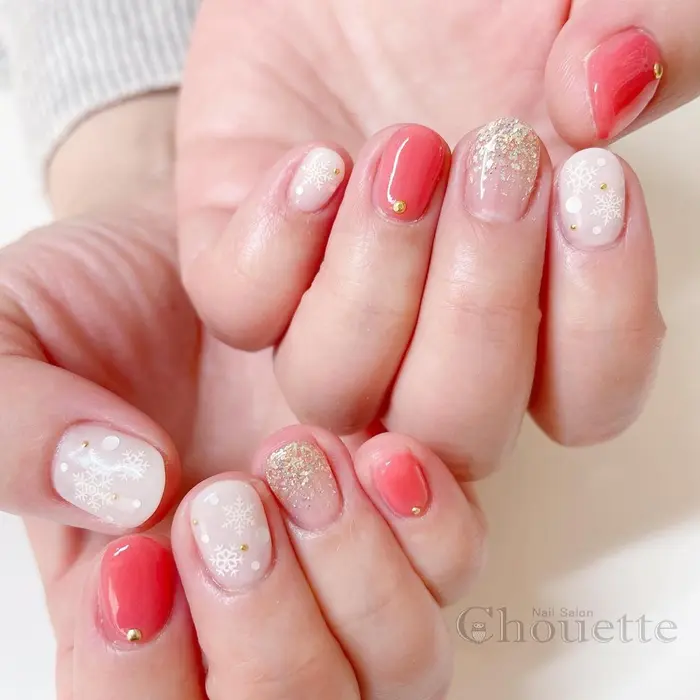 雪の結晶ネイル 透け感のあるカラーなら 赤系でも派手になりすぎず 可愛い印象になりま Chouette 小俣ゆうこ所属 Chouette 小俣ゆうこの ネイルデザイン ミニモ