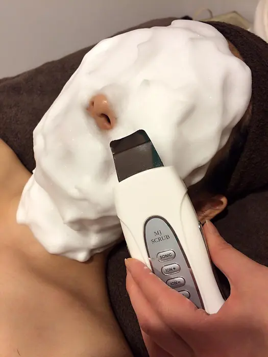 顔脱毛 毛穴洗浄 43美白パック 頭顔ツボマッサージ付 当店人気のお顔脱毛 泡 超音波 Dione 京都河原町店所属 青木 久美のエステ リラクカタログ ミニモ