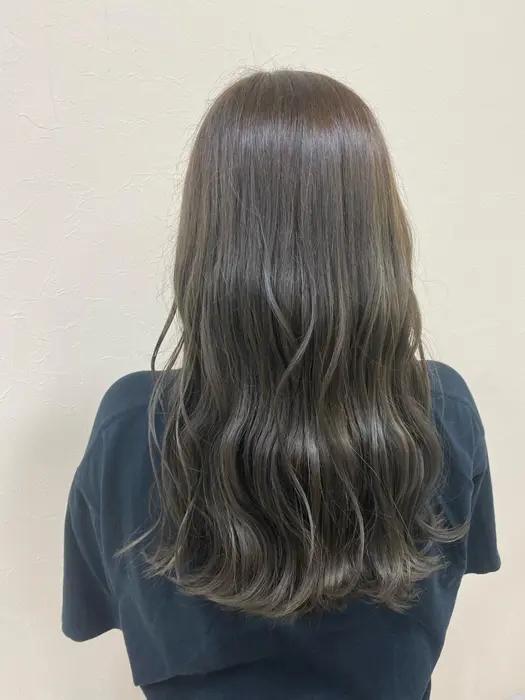 オリーブグレー くすみ 透明感 暗めのグレーでオレンジみを抑えたカラー Repos所属 大谷 愛実のヘアカタログ ミニモ