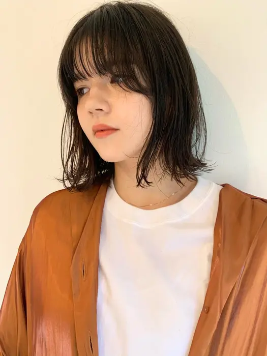 顔まわりにポイントを作った切りっぱなしボブスタイル ダウンスタイルでも結んでも可愛いです アレンジ Soco所属 ウェーブパーマ Narumiのヘアカタログ ミニモ