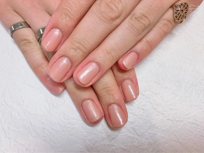 派手なネイルができない短爪さんでも ヌードカラーで綺麗に見えます Colorful Nail Saron所属 安ケ平 梨奈のネイルデザイン ミニモ