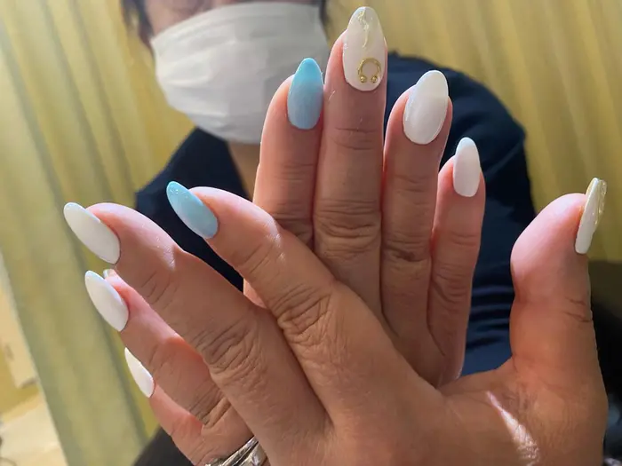 ホワイトとアクアブルーをベースに ニュアンスミラーのアートとゴールドパーツをプラス 爽やか大人夏ネ Eyelash Nail Tanemoto所属 元町tanemoto ヒシジマのネイルデザイン ミニモ