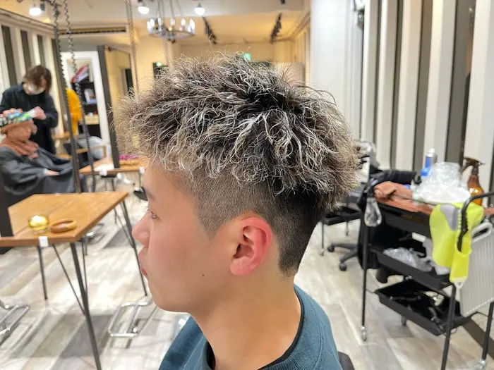 メンズ限定 カットツイストパーマです 00円で 金メッシュ 4000円で ホワイトメ Ciel 難波plus店 シエル 所属 ボクサー美容師 奈緒のヘアカタログ ミニモ