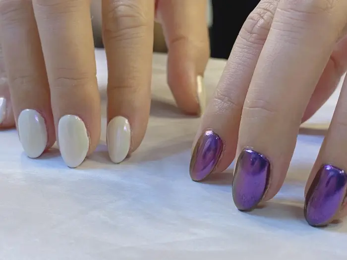 写真は ミラーネイルの片手ずつのカラーです フリー90分で対応します 当店は 持ちが評判です Ellie Nail銀座店所属 エリー ネイルの ネイルデザイン ミニモ