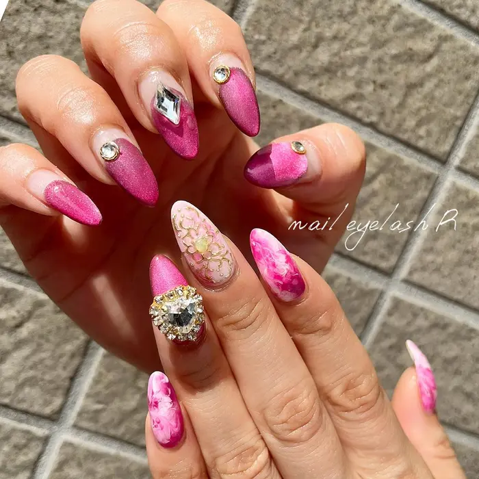 ピンクマグネットマーブル 大きいパーツ別途料金かかります Nail Eyelash R所属 Salon R Miyuki Iのネイルデザイン ミニモ