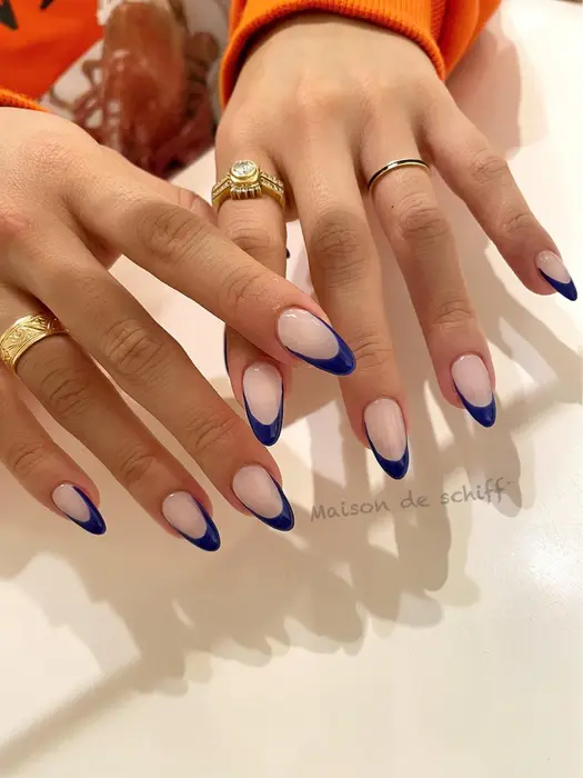 ベース有りフレンチ サイドが深めのこだわり個性派フレンチ Maison De Schiff 所属 ネイリスト Manahaのネイル デザイン ミニモ