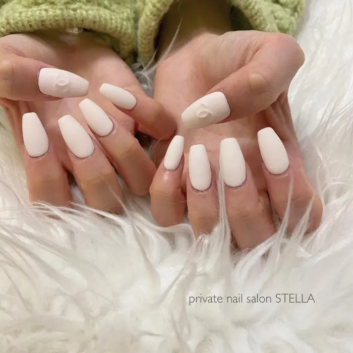 ベビーピンクに手描きのぷっくりシャネルロゴ マット 550 アート２本付き 4500 550 Private Nail Salon Stella所属 星野 いず美のネイルデザイン ミニモ