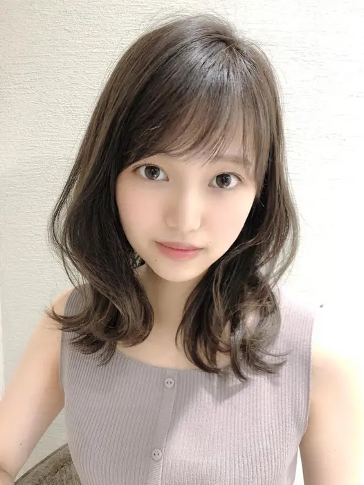 顔まわりから繋がる 小顔に見せる愛されヘア 簡単スタイリングで決まる 王道モ Afloat Ginza所属 井上 穂乃花のヘア カタログ ミニモ