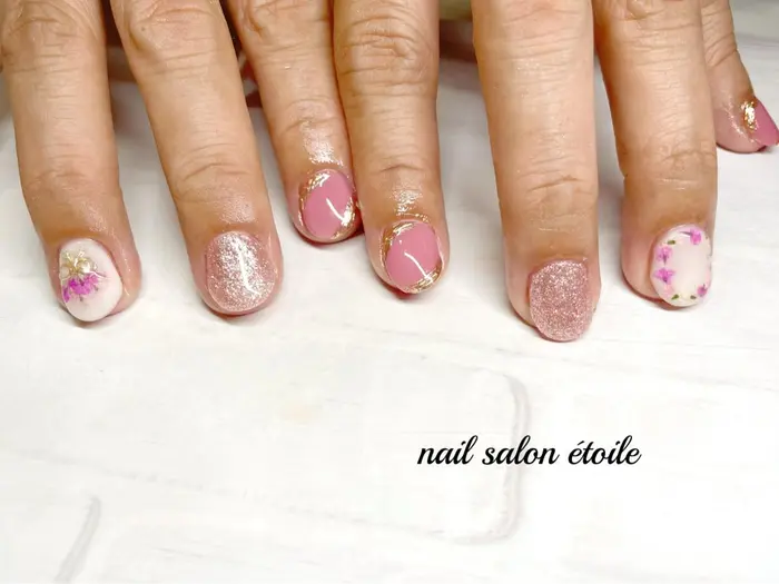 フラワーネイル 大人可愛いネイルになりました フリーデザインコース Nailsalon Etoile所属 Nail Salon Etoileのネイル デザイン ミニモ