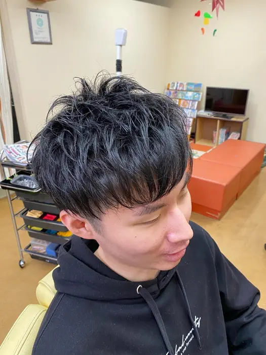 ワックスで仕上げて ナチュラルな質感に カプリヘアーデザイン所属 吉田 寛治のヘアカタログ ミニモ