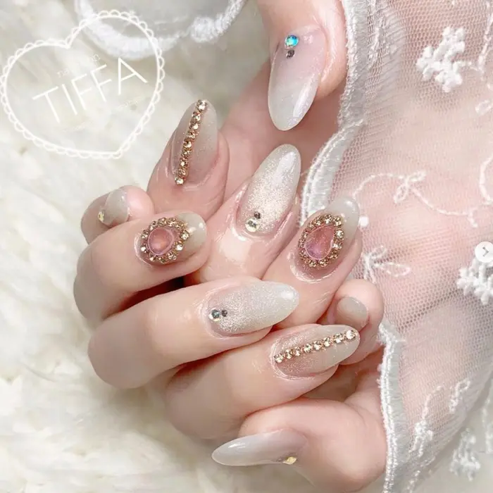 透明感のある白いマグネットと高級感のあるゴールドチェーン Tiffa所属 Junior Nailstのネイル デザイン ミニモ