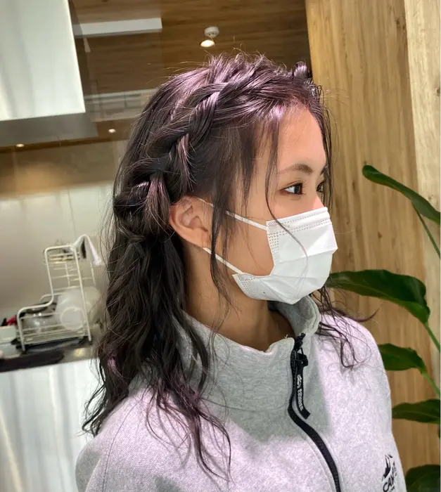 透明感たっぷりなグレーカラー◎
ぐるぐるウェーブ巻きに編み込みアレン...