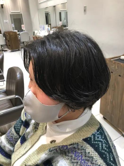 大人可愛いニュアンスパーマのショートヘア 髪の毛伸ばし中の方やおしゃれな 雰囲気にしたい方におすす Neolive Ginza 銀座店 ヘア 所属 ニュアンスパーマ おおや ともみのヘアカタログ ミニモ