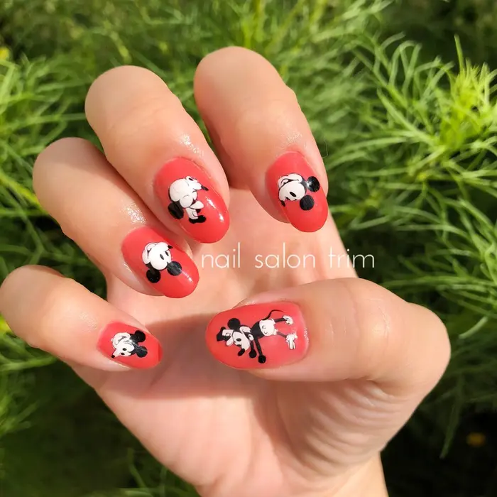 レトロミッキー カラーは秋色レッドで Nail Salon Trim所属 Nail Salon Trimのネイルデザイン ミニモ