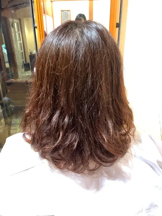 パーマをかけて顎よりちょっと下の長さに レイヤーを入れてセニングも入れて 軽めのカットスタイルにし Tj天気予報 天白店所属 仲宗根 志津子のヘアカタログ ミニモ