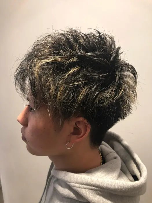 ツーブロック金メッシュ Beauty Resort Akahige所属 長島 由征のヘアカタログ ミニモ