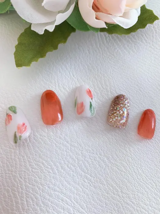 チューリップ柄の春ネイル Manis Of Hair所属 櫻井 裕紀子のネイルデザイン ミニモ