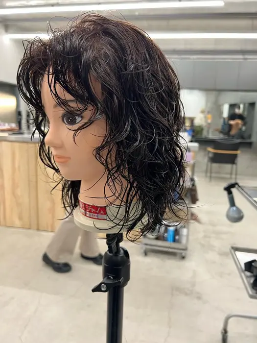 ボリュームにならないように必要なところにしっかりパーマ レイヤーとパーマの相性いい感じ 可愛いで Views Tokyo所属 迫田峻輝 似合わせ カットカラーのヘアカタログ ミニモ