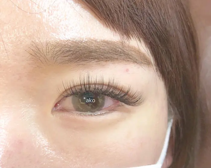 ボリュームラッシュ600本 広げて付けるので隙間を埋めつつ密度も出ますが 毛先が細いのでふわふわ Eyelash Maison Undeux所属 Ako のマツエクデザイン ミニモ