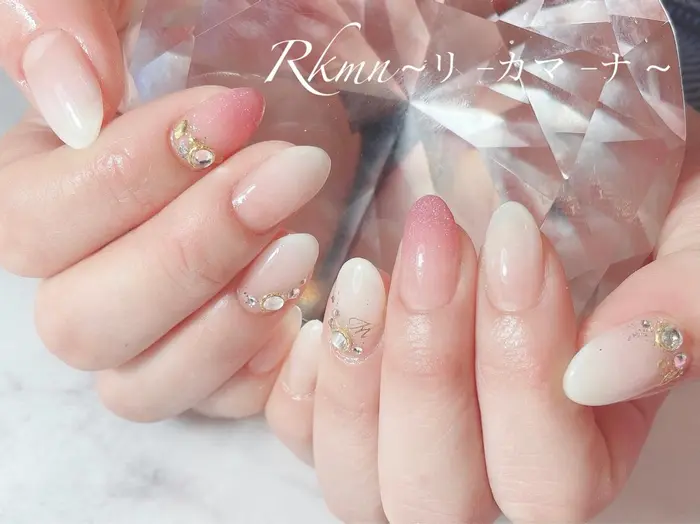 ホワイトグラデーション ラメグラデーション ストーン ネイリスト ネイル チップ オー Rkmn リ カマ ナ 所属 前川 奈未のネイル デザイン ミニモ