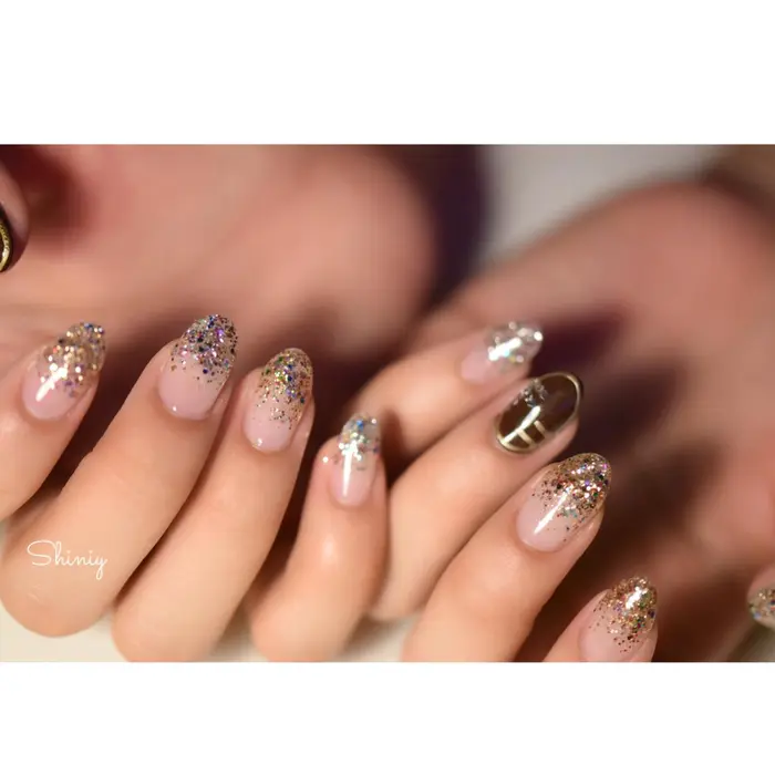 左右非対称のカラーを使ったケーキジェルです Nail Atelier Shiniy 脱毛 肌育サロン Sugar Roll所属 ネイル 脱毛サロン ユイカのネイルデザイン ミニモ
