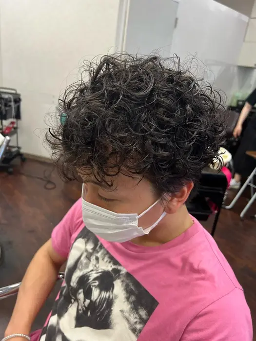 くるくるパーマロックテイストのスタイルです 強めにパーマをかけているので 持ちがとっても良いです Mode K S Blanc所属 メンズパーマ橋本 将志のヘアカタログ ミニモ